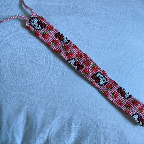 Friendship Bracelets Hello Kitty, Bracelet Patterns Strawberry, Alpha Pattern Hello Kitty, Hello Kitty Friendship Bracelet, Hello Kitty Bracelet Pattern, Bead Weaving Patterns Bracelets, Alpha Bookmarks, Hello Kitty Alpha Pattern, Loom Beaded Bracelets