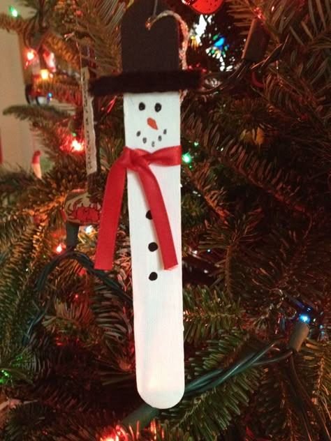 Tongue depressor snowman ornament Craft Stick Snowman Ornament, Tongue Depressor Ornaments, Tongue Depressor Crafts Diy, Tongue Depressor Christmas Crafts, Tongue Depressor Crafts, Clothespin Crafts Christmas, Tongue Depressor, Tongue Depressors, Clothespin Diy Crafts