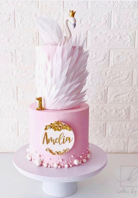 Maket Pasta, Castle Birthday Party, Vom Avea Un Copil, Swan Cake, Fairy Birthday Cake, Cake Decorating Frosting, Golden Birthday, First Birthday Decorations, Baby Birthday Cakes