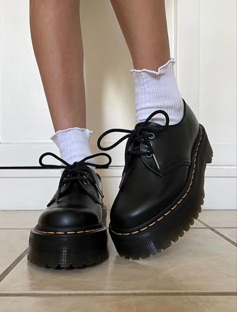 Dr Martens Shoes Outfit, Fall Gilmore, Martens Outfit, Doc Martens Outfit, Uptown Girl, Neue Outfits, Shoe Inspo, Swag Shoes, Socks And Sandals