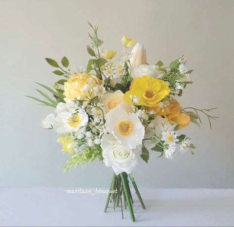 Light Yellow Weddings, Yellow Wedding Bouquet, Yellow Wedding Theme, White Wedding Theme, Bridal Bouquet Flowers, Yellow Bridesmaids, Hand Flowers, White Wedding Bouquets, Wedding Flower Inspiration