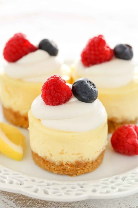 These Mini Lemon Cheesecakes feature an easy homemade graham cracker crust topped with a smooth and creamy lemon cheesecake filling. Top them with some fresh whipped cream and berries for an easy dessert everyone will love! Mini Lemon Cheesecake, Lemon Cheesecakes, Mini Patisserie, Lemon Sweets, Mini Lemon Cheesecakes, Homemade Graham Cracker Crust, Lemon Cheesecake Recipes, Biscuits Graham, Mini Cheesecake Recipes