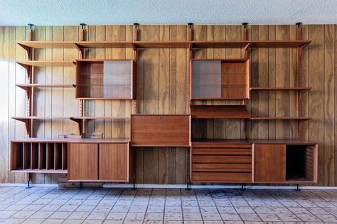 Mid Century Modern Furniture on Instagram: “Poul Cadovius 5 bay wall unit. Sold in less than 24 hours but we still wanted to share it with you as it’s an awesome sight to behold. 😎🔥🔥” Mid Century Modern Shelving Wall, Midcentury Wall Shelves, Mid Century Shelving Wall, Mid Century Modern Wall Unit, Mcm Wall Unit, Mid Century Office Ideas, Eclectic Interior Design Style, Mid Century Modern Shelving, Mid Century Modern Shelving Unit