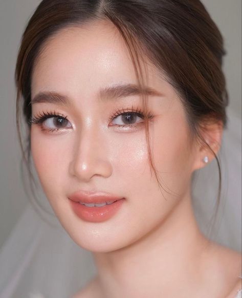 Natural Makeup Look For Graduation, Make Up Ideas For Prom Natural Looks, Thai Wedding Makeup Looks, Asian Eye Makeup Wedding, Asian Bridal Look, Soft Makeup For Prom, Korean Makeup Bridal, Natural Asian Makeup Looks, Korean Bridal Makeup Look