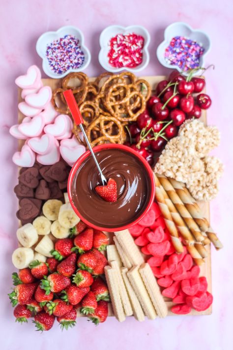 Looking for a fun and easy way to celebrate Valentine's Day? Try this delicious Valentine's day chocolate fondue board! Valentines Platter Ideas, V Day Charcuterie Board, Fruit Board Ideas Valentines, Valentines Day Fondue Dinner, Sweet Treat Board, Dessert Board Valentines, Galentines Party Fondue, Valentines Food Platters, Valentine Fondue Party