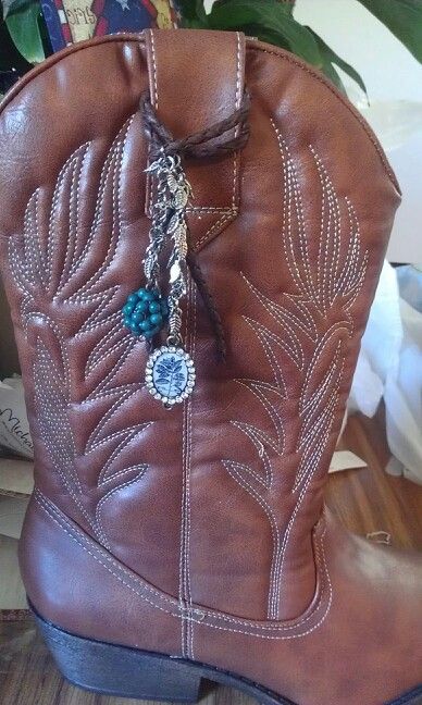 Boot Candy Diy, Diy Cowgirl Boots Bling, Boot Bling Diy, Boot Jewelry Diy Ideas, Bohemian Style Shoes, Boot Chains, Boot Bracelet, Boot Toppers, Boot Bling