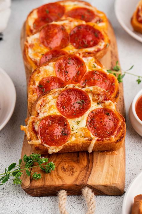 Air Fryer Garlic Bread Pizza Toast Air Fryer Garlic Toast Pizza, Pizza Toast Aesthetic, Bread Pizza Air Fryer, Teen Snacks, Pizza Air Fryer, Air Fryer Garlic Bread, Frozen Garlic, Bread Pizza Recipe, Frozen Garlic Bread