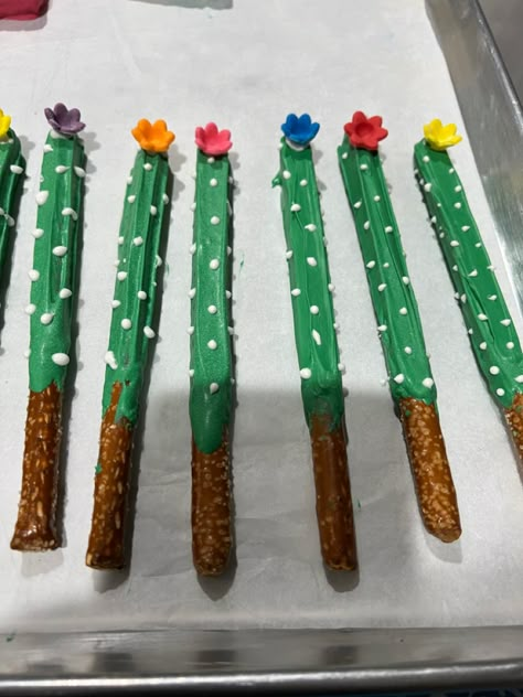 Fiesta Pretzel Rods, Fiesta Chocolate Covered Strawberries, Cinco De Mayo Strawberries, Fiesta Themed Treats, Mexican Theme Treats, Mexican Chocolate Covered Strawberries, Pretzel Cactus Sticks, Fiesta Chocolate Covered Pretzels, Cactus Pretzels Rods