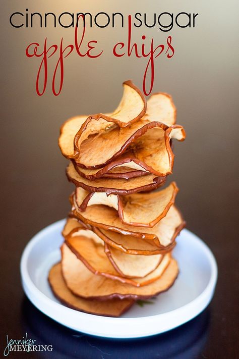 Baked Apple Chips, Cinnamon Apple Chips Baked, Apple Chips Recipe, Button Template, Dehydrated Apples, Baked Apple Dessert, Cinnamon Apple Chips, Snacks Vegan, Apple Chips Baked