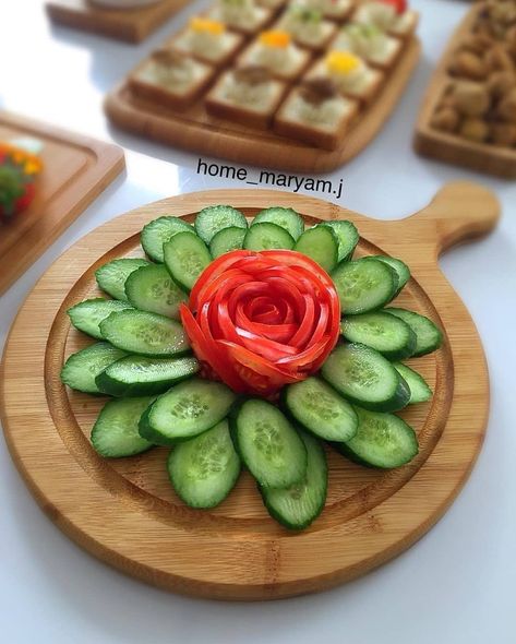 Crescent Roll Recipes Dessert, Fruit Platter Designs, Vegetable Tray, Appetizer Platters, Amazing Food Decoration, Catering Ideas Food, Amazing Food Art, Party Food Buffet, Salad Dishes