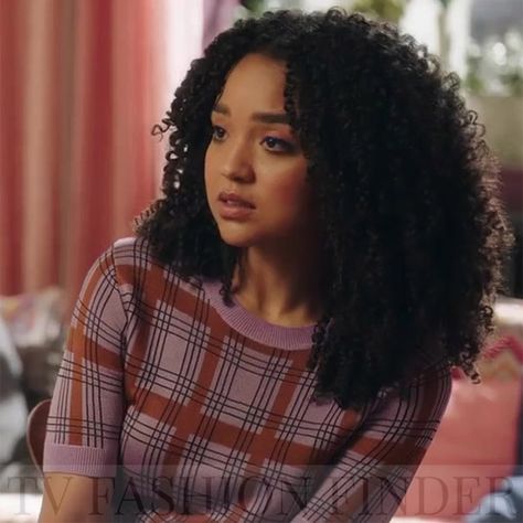 Aisha Dee as Kat Edison in plaid purple top #theboldtype #fashion Aisha Dee Hair, Kat Edison Outfits, Kat Edison, Aisha Dee, Big Natural Hair, The Bold Type, Avengers Girl, Lilac Top, Bold Type