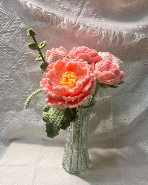 All Posts • Instagram Peony Flower Bouquet, Pattern Design Ideas, Pink Peony Flower, Pretty Crochet, Crochet Pink, Crochet Bouquet, Creative Crochet, Crochet Plant, Crochet Daisy