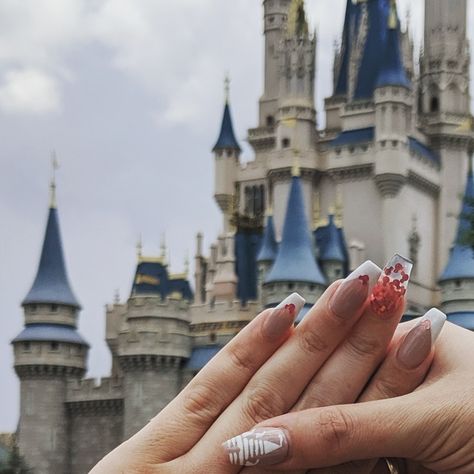 Disney Nails 2022, Themed Nails Acrylic, Disney Themed Nails Acrylic, Disney World Nails, Disney Themed Nails, Sns Nails Designs, Fresh Manicure, Nails Disney, Mouse Nails