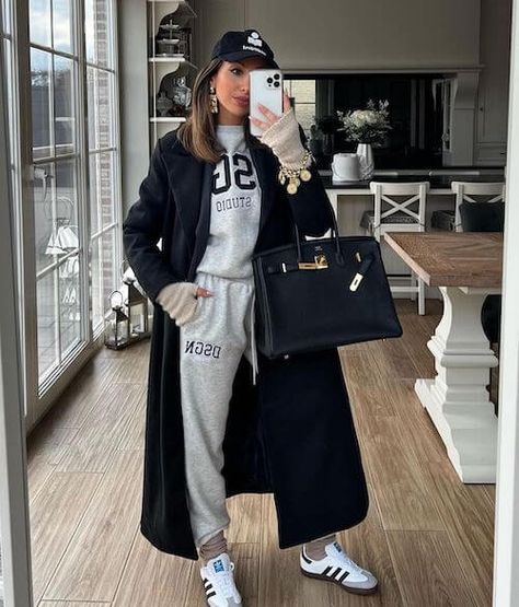 50+ Trendy Grey Sweatpants Outfit Ideas for a Perfect Athleisure Look Joggers And Coat Outfit, Jogger Suit Outfit Women, Grey Sweatpants Women Outfit, Grey Sweat Pants Outfit Winter, Grey Sweatsuit Outfits Women, Gray Jogger Pants Outfit Women, Gray Coat Outfit Casual, Seville Outfits, Grey Joggers Outfit Women