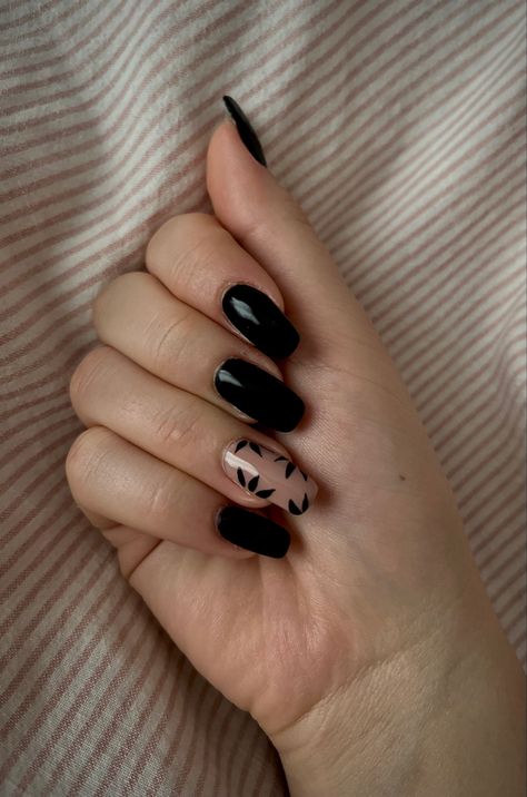 Black long gel nails with leaves Nails With Leaves, Classy Black Nails, Grad Nails, October Nails, Black Nail Designs, Square Acrylic Nails, Accent Nails, Flower Nails, Green Design