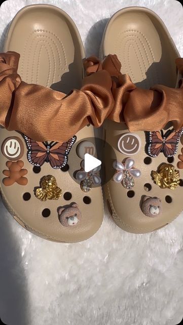 Decorating Crocs Diy, Crocs Decor Ideas, Decorate Crocs, Crocs Decorations, Crocs Accessories, Crocs With Charms Ideas, Crocs Diy, Beige Crocs With Charms, Bedazzled Crocs Shoes Diy