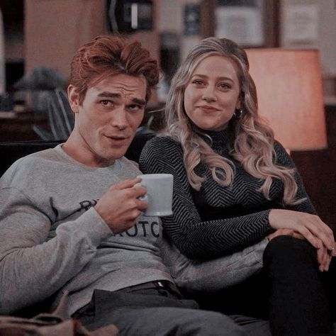 Betty And Archie, Riverdale Archie And Betty, Riverdale Comics, Riverdale Betty, Archie And Betty, Riverdale Characters, Bughead Riverdale, Kj Apa, Riverdale Memes