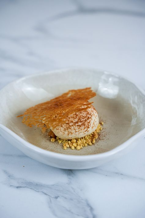 Apple Plated Desserts, Elegant Apple Desserts, Masterchef Desserts, Dessert Fine Dining, Michelin Star Dessert, Apple With Cinnamon, Modern Pastry, Apple Crumble Pie, Chocolate Crumbs