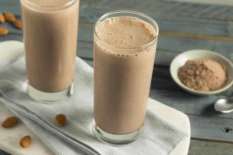 Tomar whey protein com leite tira o efeito do whey ? Weight Gain Shakes, Foods That Contain Protein, Keto Breakfast Smoothie, Coffee Protein Shake, Chocolate Protein Shakes, Keto Smoothie Recipes, Protein Coffee, Low Carb Protein, Protein Shake Recipes