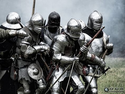 12 Knights and Famous Figures from Medieval Times that Will Blow Your Mind Gothic Armor, Medieval Warfare, Medieval Knights, Historical Armor, 다크 판타지, Knight Armor, Medieval Times, Arm Armor, Medieval Armor