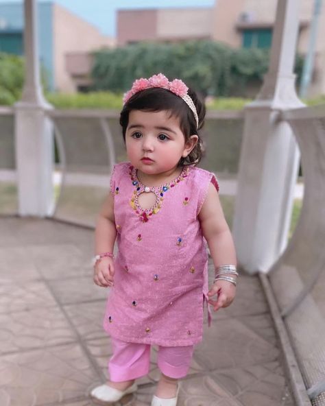 Baby Girl Eid Dresses Pakistani, Baby Girl Pakistani Dresses, 1 Year Baby Dress, Baby Girl Frock Designs, Baby Frock Designs, Pakistani Kids Dresses, Baby Frock Design, Stylish Kids Fashion, Girl Frock