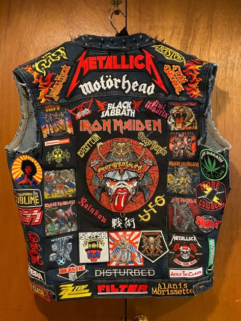 I received an Iron Maiden battle jacket from a friend and decided to add 90 more patches of my favorite bands! My first one! Back Patches For Jackets, Metalhead Fashion, Rock Baby Clothes, Punk Leather Jacket, Patches Vintage, Leather Jacket Patches, Battle Vest, Punk Fashion Diy, Customised Denim Jacket