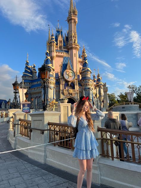 Disneyland Poses, Disneyland Outfit Spring, Hongkong Outfit, Disney Princess Aesthetic, Disney Poses, Disney Outfits Women, Orlando Photos, Disney Honeymoon, Cute Disney Outfits