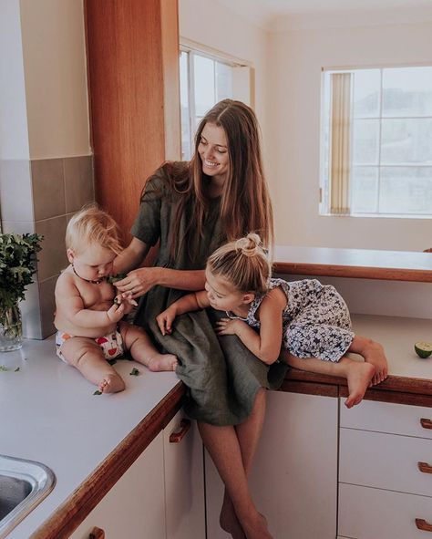 The kitchen bench is the best seat in the house 🙌 It’s where I’ve taught Beth how to make smoothies, muffins and pancakes; learn what… Sarah Lemkus, Daughter Picture, Online Clothes Shopping, How To Make Smoothies, Future Mommy, Future Mom, Future Goals, Family Parenting, Jolie Photo