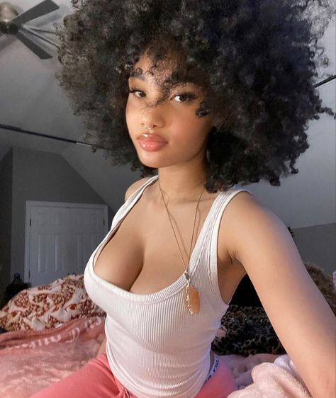 Pelo Afro, Curly Girl Hairstyles, Baddie Hairstyles, Curly Girl, Pretty Selfies, Afro Hairstyles, Black Girls Hairstyles, Aesthetic Hair, Pretty Face