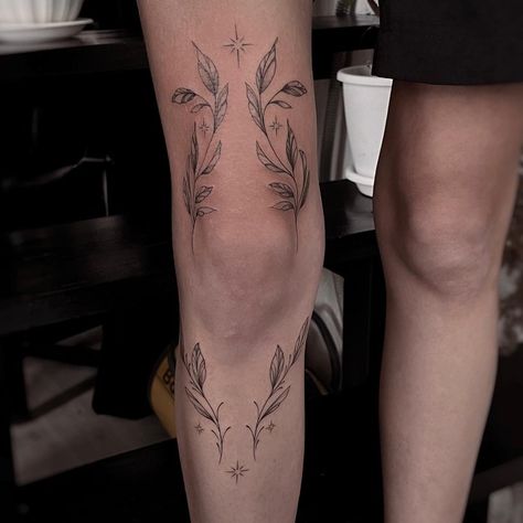 Inst @sun.palms.ink Knee Arch Tattoo, Front Of Calf Tattoos For Women, Simple Fine Line Spine Tattoo, Leaves Around Knee Tattoo, Symmetrical Leg Tattoos Women, Back Of The Knee Tattoo, Around Knee Tattoos Women, Sun Tattoo Leg, Side Of Knee Tattoos Women