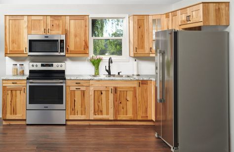 Hickory Cabinets Kitchen, Kitchen Shaker Cabinets, L Shaped Kitchen Cabinets, Mountain House Decor, Hickory Kitchen Cabinets, Hickory Kitchen, Hickory Cabinets, Light Wood Kitchens, Hardwood Floor Colors