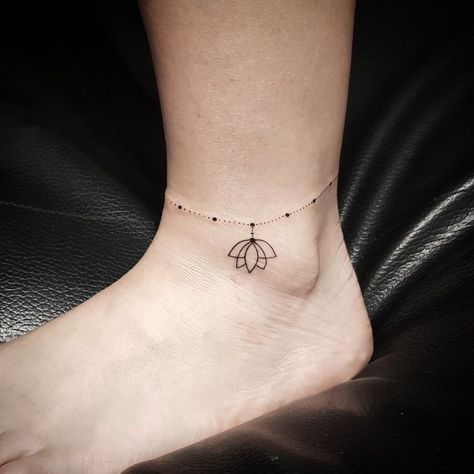 Simple Ankle Bracelet Tattoo, Anklet Tattoos For Women Chains, Ankle Chain Tattoo, Ankle Bracelets Tattoos For Women, Charm Anklet Tattoo, Bracelet Tattoos With Names, Anklet Tattoos For Women, Tato Design, Anklet Tattoo