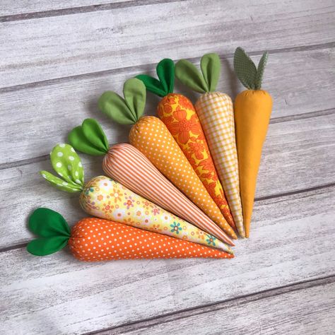 Easter farmhouse fabric carrots Spring basket stuffer Rustic - Etsy Canadá Fabric Carrots, Colchas Quilting, Fruits Decoration, Rustic Easter Decor, Rustic Easter, Spring Basket, Fabric Balls, Easter Egg Wreath, Farmhouse Fabric