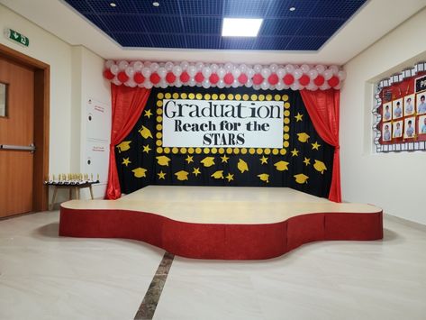 Reach for the stars. Graduation stage. Red Curtain, golden stars and Graduation caps. Red Carpet for Kindergarten Graduation with Walk of Fame Stars - Glitter Hand Prints with Name tags. Oscar award/movie themed Graduation. Red Carpet Graduation Theme Preschool, Reach For The Stars Graduation Theme, Preschool Graduation Theme Ideas, Red Carpet Graduation Theme, Pre K Graduation Themes, Preschool Graduation Ideas Theme, Prek Graduation Theme Ideas, Star Graduation Theme, Simply Safari Classroom