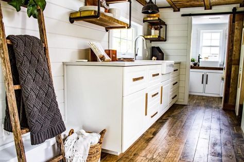 Farmhouse Tiny House, Tiny Farmhouse, Farmhouse Apartment, Tiny House Big Living, Tiny House Towns, Building A Tiny House, Farmhouse Kitchen Cabinets, Tiny House Kitchen, Tiny House Movement