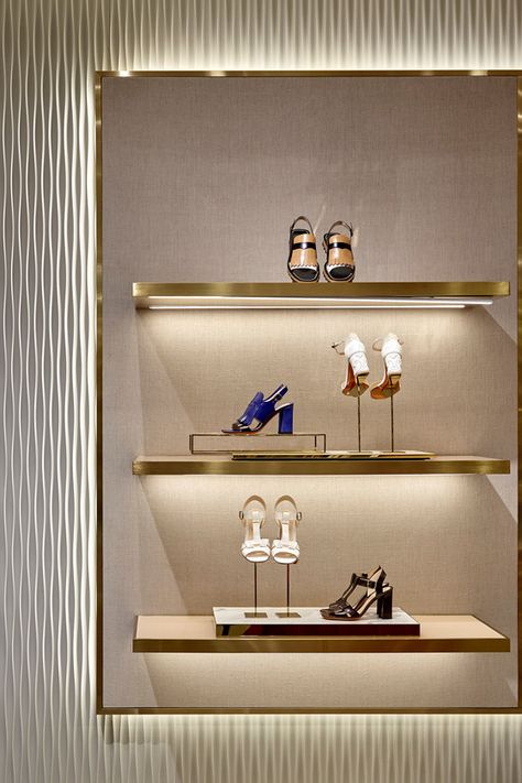 Shoe Shop Ideas, Luxury Retail Design, Luxury Boutique Interior Store Design, Shoe Shop Interior Design, Fashion Shop Design, Interior Shop Display, Showroom Ideas, Shoe Store Design, Clothing Store Interior