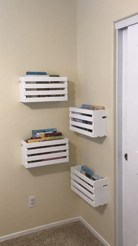 Wood Crate Shelves Kids Playrooms, Diy Shelves For Bedroom, Homemade Shelves Bedroom, Room Shelf Ideas Bedroom, Diy Bookshelf Wall Small Spaces, Hanging Bookshelf Ideas, Crate Wall Shelves, Diy Wall Bookshelves, Creative Bookshelves Diy