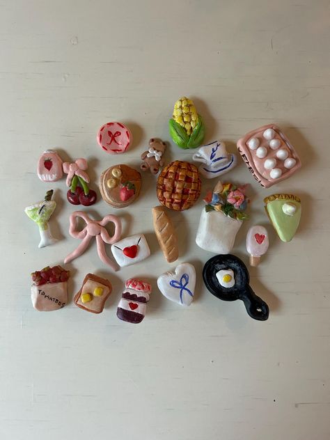 These are super cute handmade clay pieces, they all have magnets on the back to go perfectly on a fridge! ❤️ *MADE TO ORDER* Seashell Magnets Diy, Diy Cute Magnets, Mini Things To Make With Clay, How To Make Clay Things, Cute Refrigerator Magnets, Fridge Magnets Cute, Mini Clay Magnet Ideas, Handmade Magnets Ideas, Mini Canvas Magnets