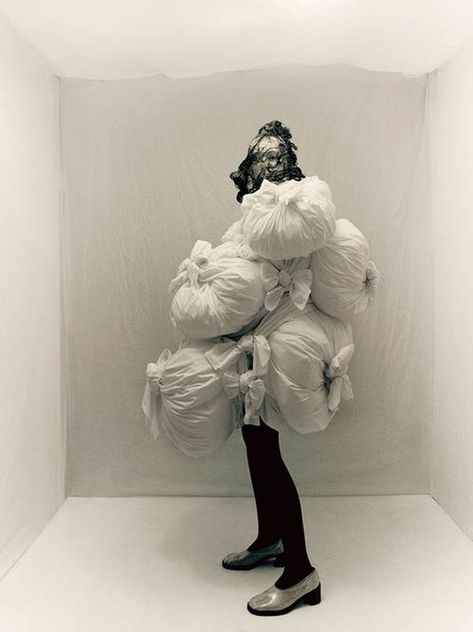 Rei Kawakubo Comme Des Garcons, Mode Editorials, Sculptural Fashion, Paolo Roversi, Anti Fashion, Conceptual Fashion, Art Appliqué, Rei Kawakubo, Harper's Bazaar