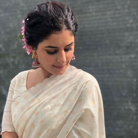 Sabyasachi's Latest Saree Collection [2019] Will Stun You! Onam Saree Look, Onam Photoshoot Ideas, Scallop Saree, Isha Talwar, Onam Dress, Onam Outfits, Onam Saree, Keep Me Stylish, Simple Saree Designs