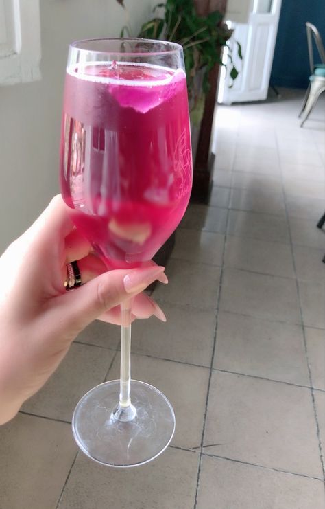 Mimosa pink #mimosa #pink #relax #happy #deli #drinks Pink Mimosa, Bad Gyal, Beauty Spa, Mimosa, Rose Wine, Alcoholic Drinks, Spa, Drinks, Tableware