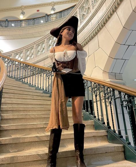 Different Halloween Costumes, Girl Halloween Costume, Creative Outfits, Hot Halloween Outfits, Pirate Halloween Costumes, Hot Costume, Pirate Halloween, Cute Couple Halloween Costumes, Pretty Halloween