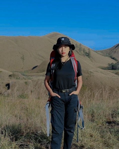 Essential Photography Gear for Hiking | Hiking Photography Aesthetic | Photography Tips & Hacks Tracking Outfit Women Mountain, Hiking Photo Ideas, Spring Hiking Outfits, Hiking Picture Ideas, Hiking Poses, Tnf Jacket, Trekking Outfit Women, Solo Hiking, Camping Outfit