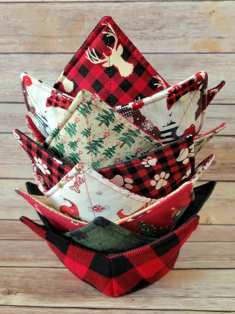 Bowl cozies are convenient and extremely functional in any home. Orders come with assorted Christmas bowl cozies. Designs are randomly selected for each order. They are made of 100% cotton (including the thread), which means you can plop them straight into the microwave (2 minute max recommended)! These adorable cozies have 2 layers of cotton batting in the middle to keep your hands burn-free! Mix & Match patterns for a reversible bowl cozy! Great for holding a warm/hot bowl or cup. Also great f Christmas Crafts Diy Projects, Fabric Bowl, Bowl Cozies, Christmas Bowl, Christmas Pots, Pattern Bowl, Bowl Cozy, Fabric Bowls, Quilted Christmas Ornaments