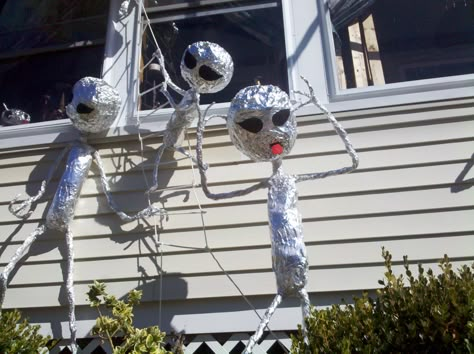 Aliens for Halloween Alien Halloween Decorations, Diy Alien, Alien Decor, Alien Party, Alien Halloween, Halloween Diy Outdoor, Outdoor Halloween Decorations, Homemade Halloween Decorations, Alien Invasion