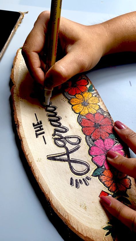 Draw On Wood Ideas, Handmade Nameplates For Home, Wooden Sign Painting Ideas, Wooden Slice Art, Wood Sign Painting Ideas, Wood Plaque Painting Ideas, Acrylic Painting On Wood Ideas, Handmade Nameplate Ideas, Diy Nameplate Ideas