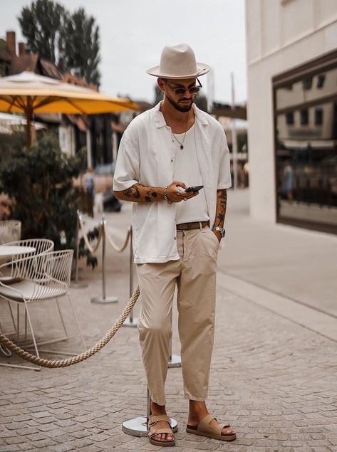 Birkenstock Outfit Men, Japan Summer Outfit, Men Birkenstock, Birkenstock Outfit, Birkenstock Style, Birkenstock Men, Mens Summer Outfits, Gq Men, Boho Chic Outfits