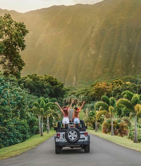 beach trip Road Trip Essentials Thank you Hippeas for sponsoring this post. All opinions content a Mundo Hippie, Moving To Hawaii, Hawaii Life, Road Trip Essentials, Summer Adventures, Beautiful Places To Travel, Hawaii Travel, Travel Inspo, Friend Pictures