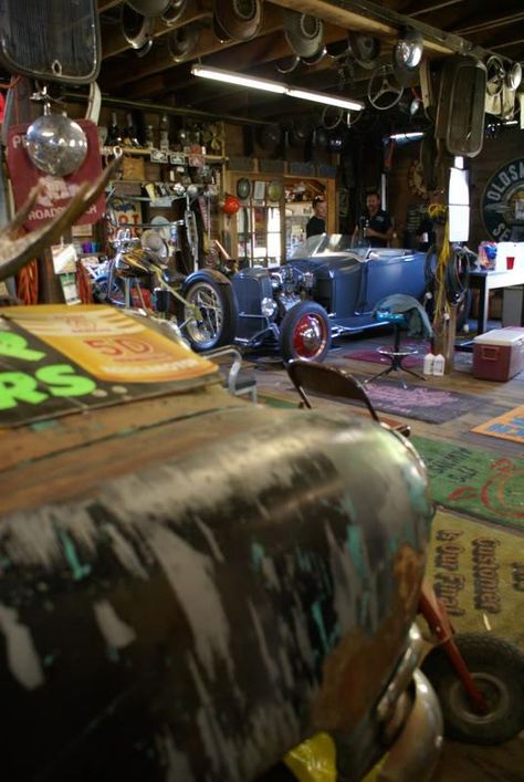 vintage wood floored garage/shop Work Shops, Car Wheels Diy, Vintage Garage, Cool Garages, Old Garage, Motorcycle Garage, Car Wheels Rims, Moto Vintage, Garage Interior