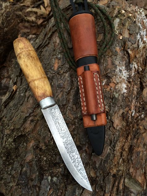 Mods to my favorite Mora Classic 2 camp knife. Antiqued the handle, acid etched blade and added leather to the sheath to carry a fire steel. Leuku Knife, Mora Knife, Mora Knives, Bushcraft Kit, Leatherworking Tools, Bushcraft Gear, Knife Patterns, Forged Knife, Bushcraft Knives